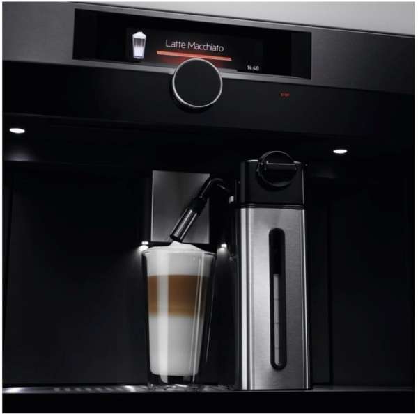 AEG KKK994500B Einbau-Kaffeemaschine mit Latte-Macchiato und Cappuccino-Funktion / Schwarz