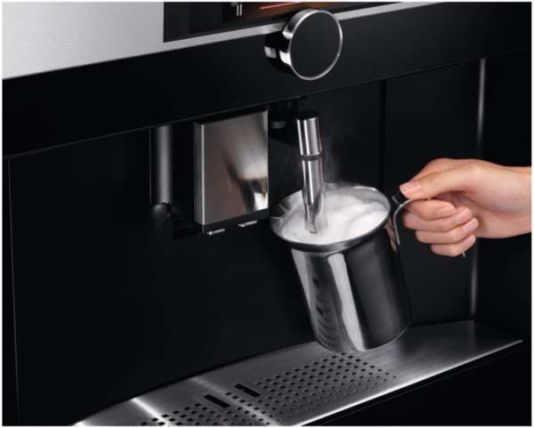 AEG KKK994500B Einbau-Kaffeemaschine mit Latte-Macchiato und Cappuccino-Funktion / Schwarz