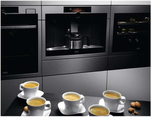 AEG KKK994500B Einbau-Kaffeemaschine mit Latte-Macchiato und Cappuccino-Funktion / Schwarz